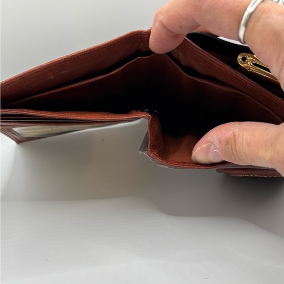 Buxton Kiss Lock Bifold  Black with Brown Trim Cowhide Leather Wallet Brand New - Picture 5 of 5